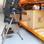 Escada 3 Degraus Dobrável Resistente Aço Anodilar Preta - Imagem 9