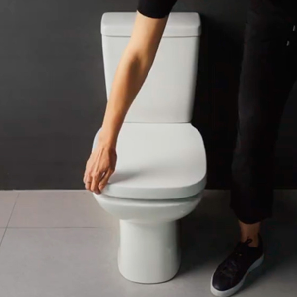 kit_vaso_sanitario_caixa_e_assento_3_6l_square_roca_90851383_95a9_600x600.jpg Kit Vaso Sanitário com Caixa Acoplada e Assento Branco Duplo Acionamento 3/6L Saída Vertical Square Roca - Imagem 6